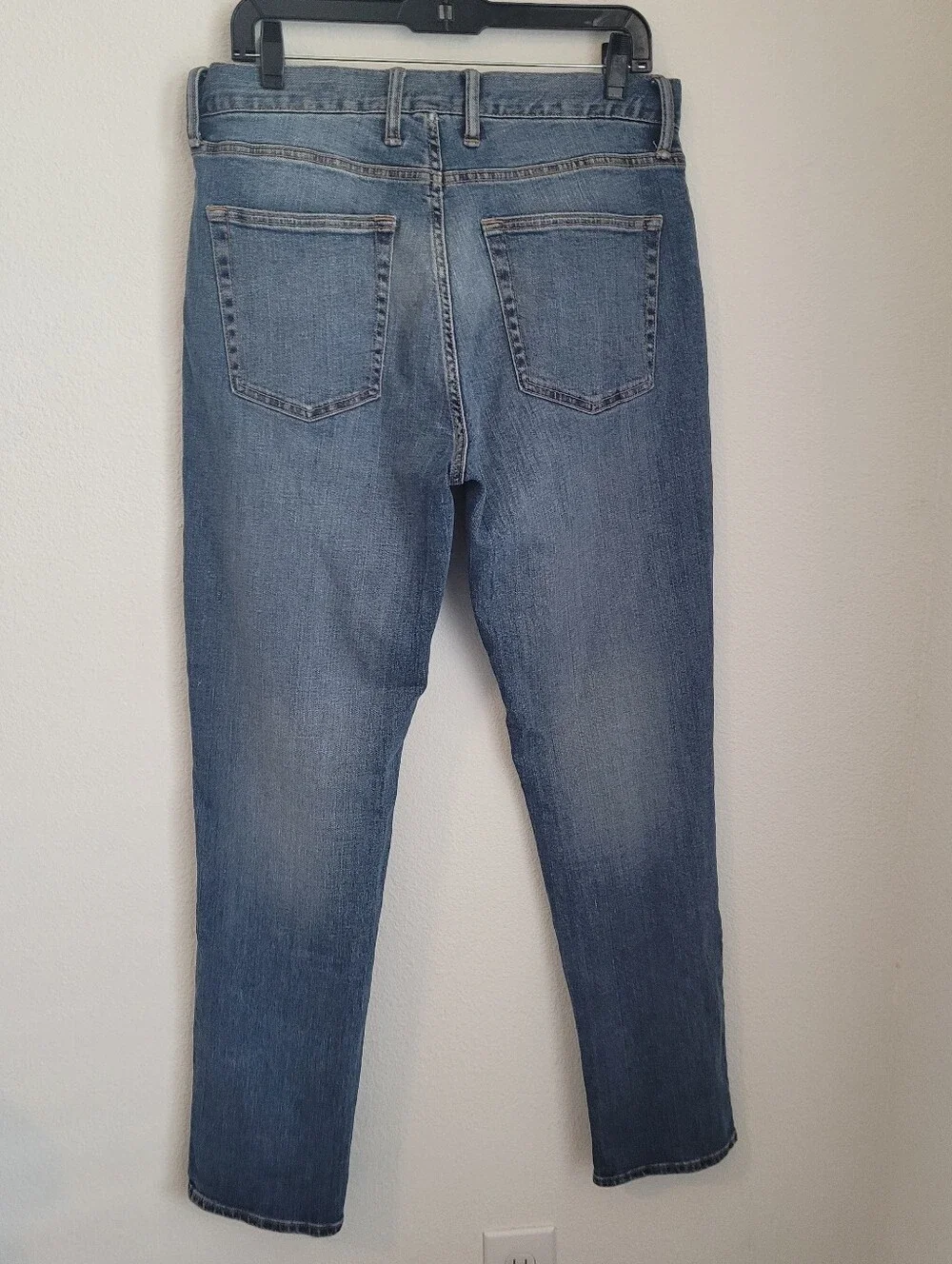 GAP Athletic Stretch Jeans Size 32x32 Medium Indigo Wash Comfort Fit Denim
